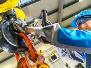 Monitoring Kran und Hebezeuge: Daten von Kran bzw. Hebezeug können jederzeit über eine global funktionsfähige Kommunikationsstrecke (Global Connectivity) an eine zentrale Plattform zur Auswertung übertragen werden, um von dort aus auf Basis der übertragenen Daten den sicheren Kranbetrieb zu gewährleisten.